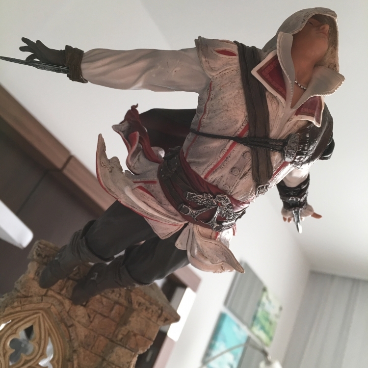 Ezio Statue